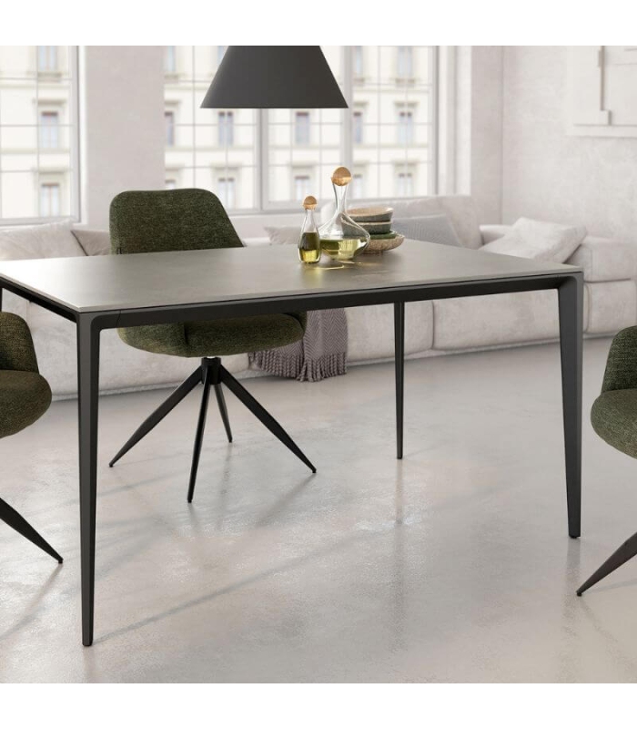 Mesa Comedor Fija Cortés Porcelánica 160 Cm, Acabado sobre Porland y patas Negro, en ambiente|SAYEZ|