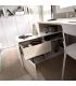 Mesa de escritorio con cajonera y estante Blanco Brillo y Natural, en ambiente |SAYEZ|