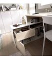 Mesa de escritorio con cajonera y estante Blanco Brillo y Natural, en ambiente |SAYEZ|